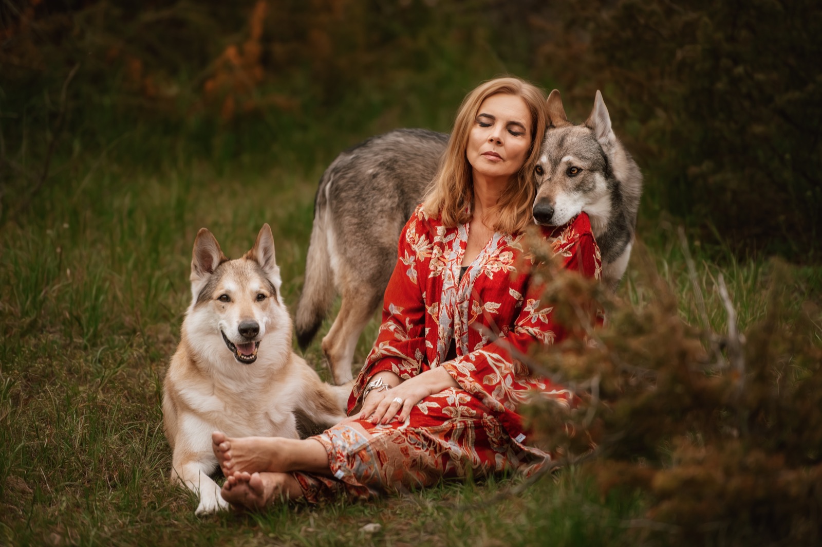 Martina Straten im Wald mit ihren Wolfhunden