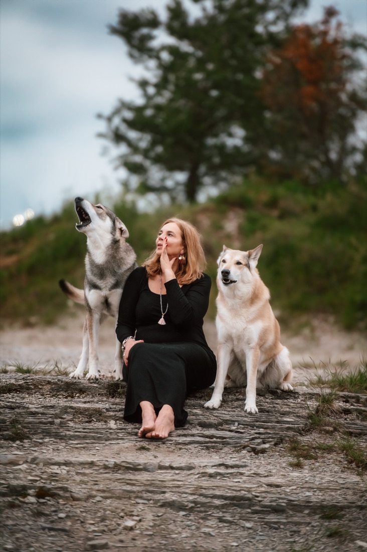 Martina Straten mit ihren beiden Wolfhunden